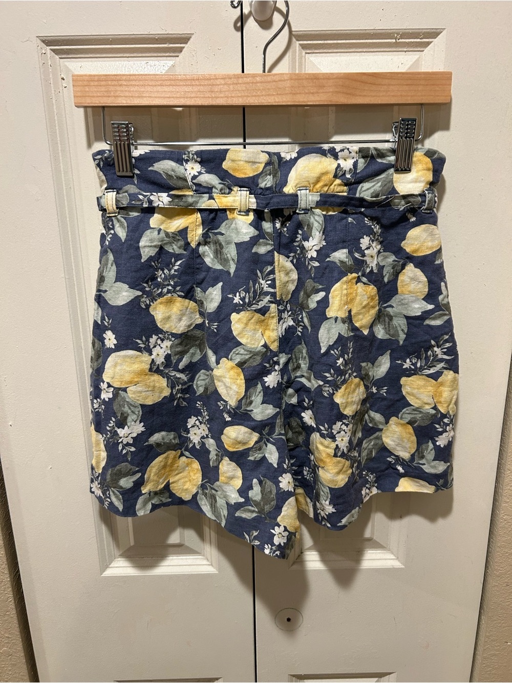 Abercrombie&Fitch Linen Lemon Printed High Rise Shorts , Small - Picture 2 of 6